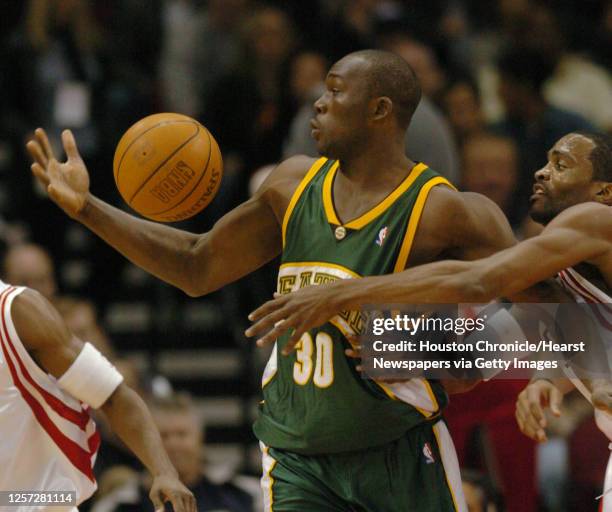 Houston's Cuttino Mobley, right, and Seattle's, Reggie Evans battle, during the first half of the Houston Rockets-Seattle SuperSonics NBA game at the...