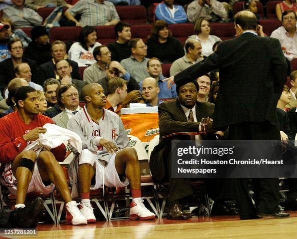 Coach Rockets Springfield Rockets head coach Jeff Van Gundy points to Jim Jackson on the bench ...