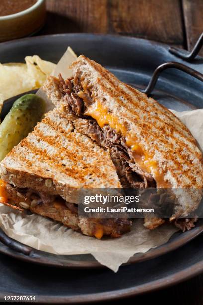 rosbief en cheddar panini met au jus en chips - boterham met kaas stockfoto's en -beelden