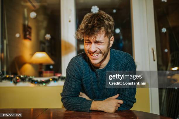 knappe gelukkige jonge mens die lacht - dancing home stockfoto's en -beelden