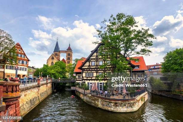 germany, baden-wurttemberg, esslingen am neckar, neckar flowing through old town - esslingen am neckar stock-fotos und bilder