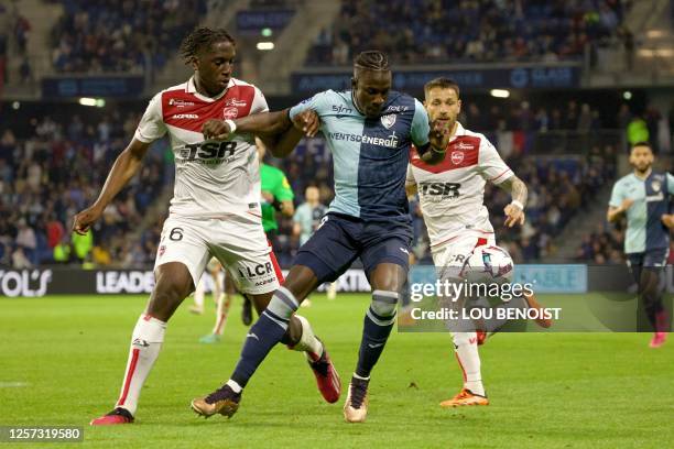 Le Havre's French forward Yann Kitala fights for the ball with Valenciennes French defender Jordan Poha during the the French L2 football match...