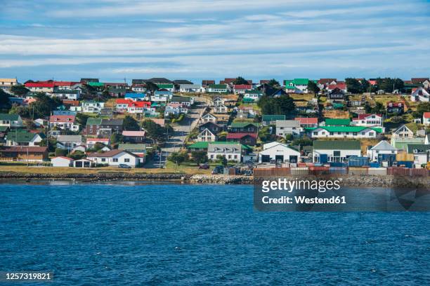 uk, falkland islands, stanley, colorful houses of coastal town - falklandeilanden stockfoto's en -beelden