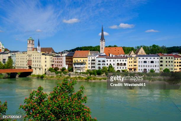 germany, bavaria, upper bavaria, wasserburg am inn, view of old town and river - inn stockfoto's en -beelden