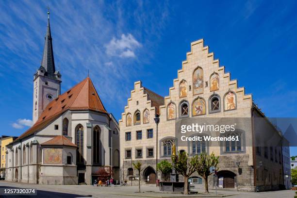 germany, bavaria, upper bavaria, wasserburg am inn, marienplatz,town hall and church of our lady - inn stockfoto's en -beelden