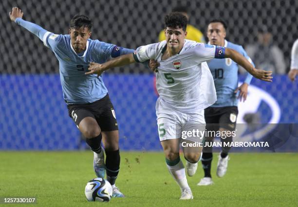 Iraq's midfielder Abdulrazzaq Qasim figths for the ball with Uruguay's midfielder Fabricio Diaz during the Argentina 2023 U-20 World Cup Group E...