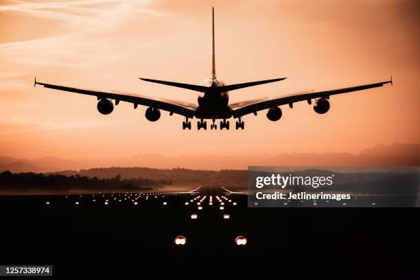 landend vliegtuig - landing stockfoto's en -beelden