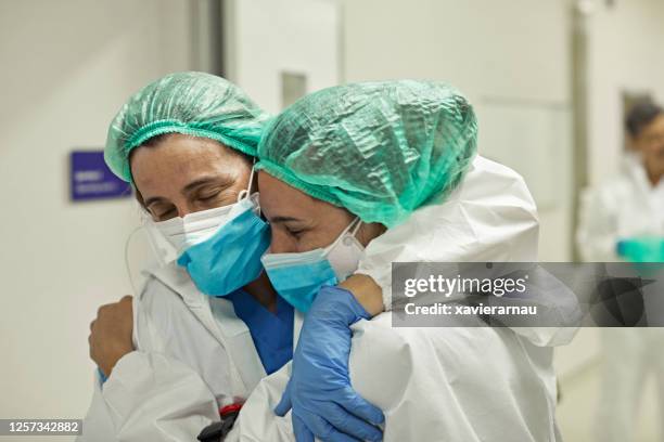 ermutigung und unterstützung des medizinischen teams während der pandemie - frontline worker stock-fotos und bilder