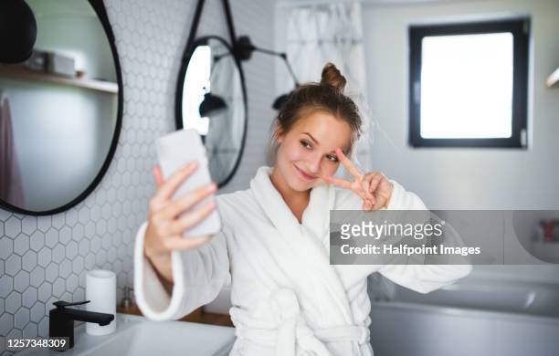 Entretener Anfibio Largo 1.214 fotos e imágenes de Mirror Selfie - Getty Images