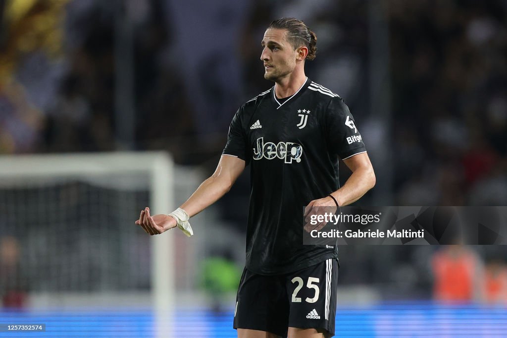Man United remain keen on out of contract Juventus midfielder