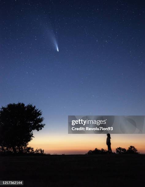 jovem mulher assistindo o cometa neowise sob o céu brilhante da noite - rastro de estrelas estrela - fotografias e filmes do acervo