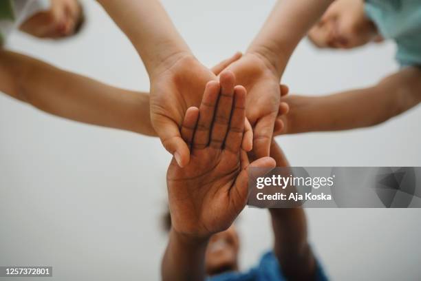 unidad de amistad. - igualdad fotografías e imágenes de stock