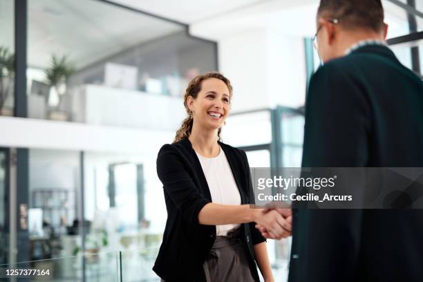 raad eens wie een geweldige eerste indruk maakte - business people handshake stockfoto's en -beelden