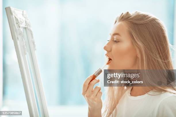 setzen auf roten lippenstift - kid putting finger in mouth stock-fotos und bilder