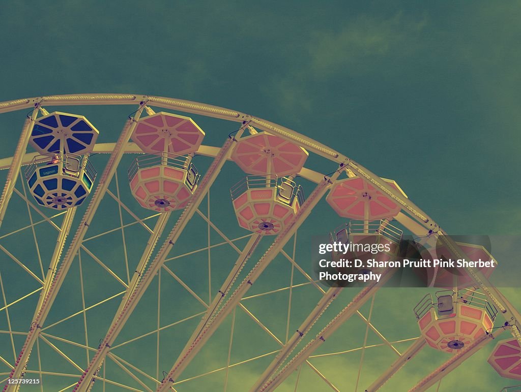 Retro colors ferris wheel