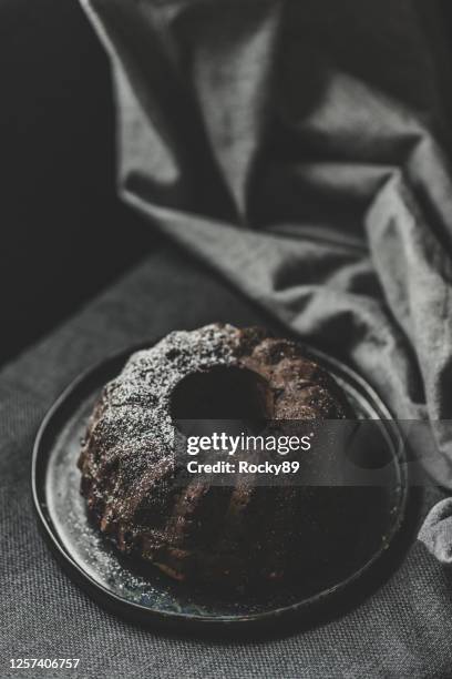 veganistische donkere chocolade bananenbrood - tulbandcake stockfoto's en -beelden