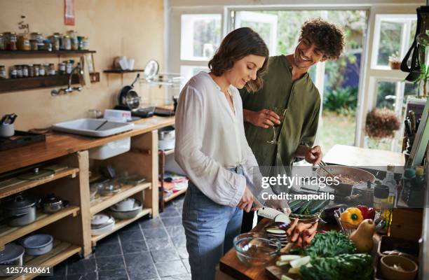 es gibt nichts heimeligeres als eine hausgemachte mahlzeit - boyfriend stock-fotos und bilder