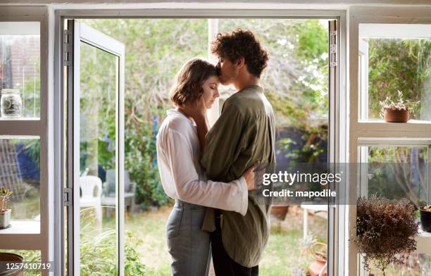 ich brauche dich in meinem leben - stirn stock-fotos und bilder