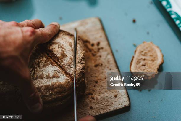 heerlijk veganistisch glutenvrij volkoren zuurdesembrood - gluten free bread stockfoto's en -beelden