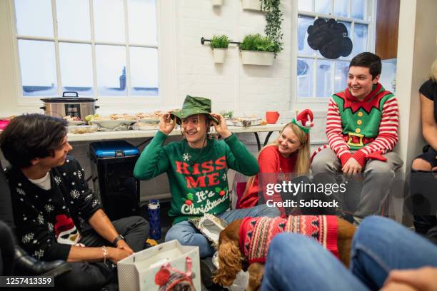 olhe para o meu novo chapéu! - ugly christmas sweater party - fotografias e filmes do acervo