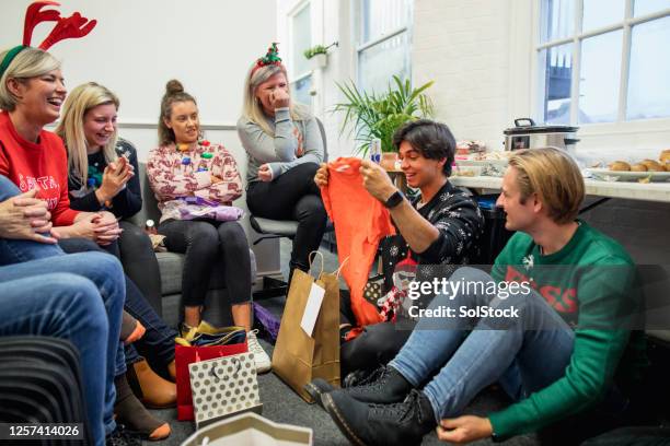 bedankt voor mijn cadeau! - christmas party office stockfoto's en -beelden