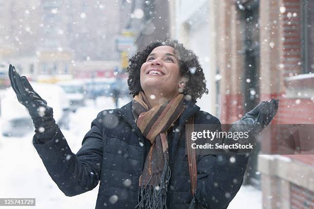 junge frau genießen sie den schnee - west new york new jersey stock-fotos und bilder