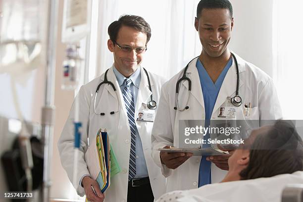 medico parlando con paziente maschio - rapporto medico paziente foto e immagini stock