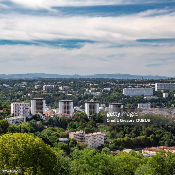 vue aérienne de la banlieue de lyon français ville avec quelques gratte-ciel et appartements au milieu de la nature - stéréotype de la classe moyenne photos et images de collection