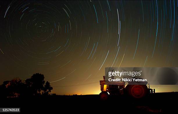 ferguson tractor in farm at night - バンダバーグ ストックフォトと画像