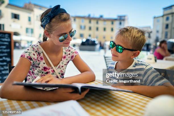 fratello e sorella che si godono il pranzo della pizza nel ristorante di strada di lucca - lucca foto e immagini stock