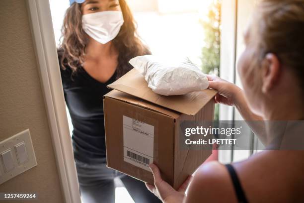 Packkage Deliver Small Package Photos and Premium High Res Pictures - Getty Images