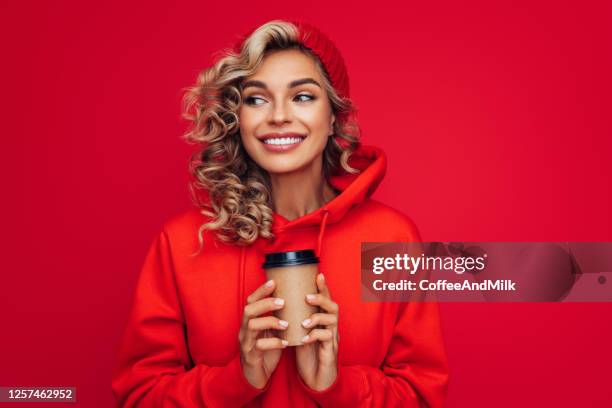 porträt von lächelnden mädchen hält einweg-becher kaffee - coffee drink stock-fotos und bilder