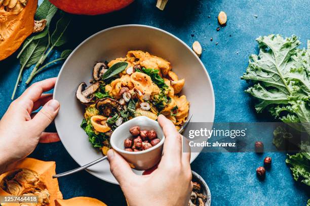 femme préparant le repas de citrouille d’automne - préparation des aliments photos et images de collection