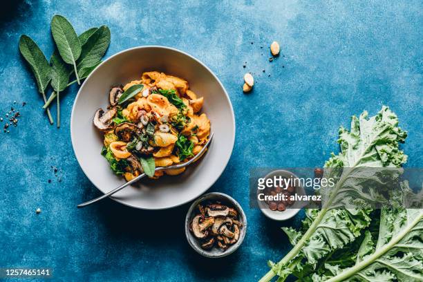 gnocchi pasta met pompoen - hazelnut meal stockfoto's en -beelden