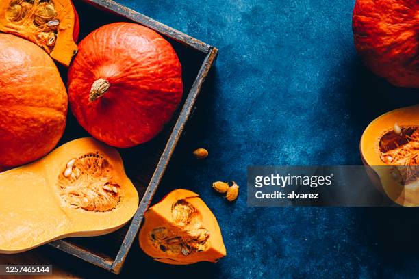 kürbisse in einer holzkiste - pumpkin stock-fotos und bilder