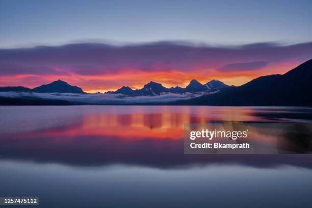 vibrante amanecer en el hermoso paisaje natural de la zona del lago mcdonald del parque nacional glacier durante el verano en montana, ee. uu. - parque nacional glacier fotografías e imágenes de stock