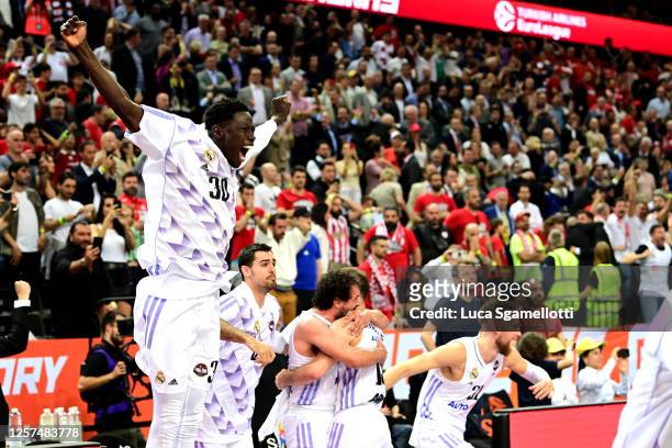 Real Madrid players celebrates at the end of Turkish Airlines EuroLeague Final Four Kaunas 2023 Championship game Olympiacos Piraeus v Real Madrid at...