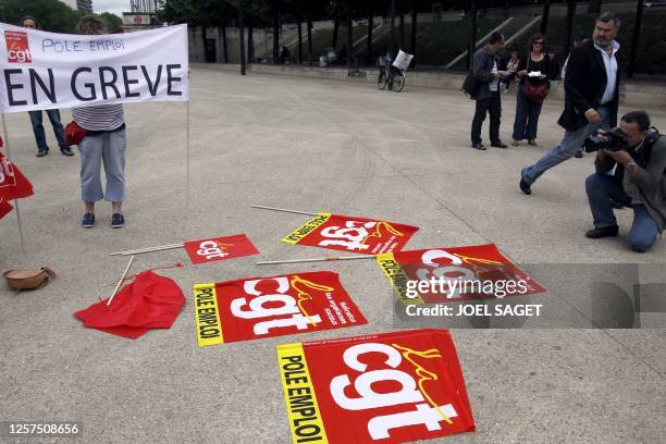 Un agent de Pôle Emploi participe, le 08 juin 2010 à Paris, à une grève à l'appel de quatre syndicats en colère contre leurs conditions de travail au...