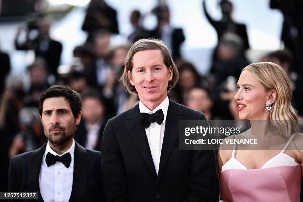 Screenwriter and actor Jason Schwartzman, US producer Wes Anderson and US actress Scarlett Johansson arrive for the screening of the film "Asteroid...