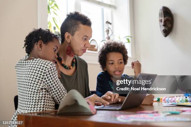 homeschooling kids in the dining room - leanincollection working mom fotografías e imágenes de stock