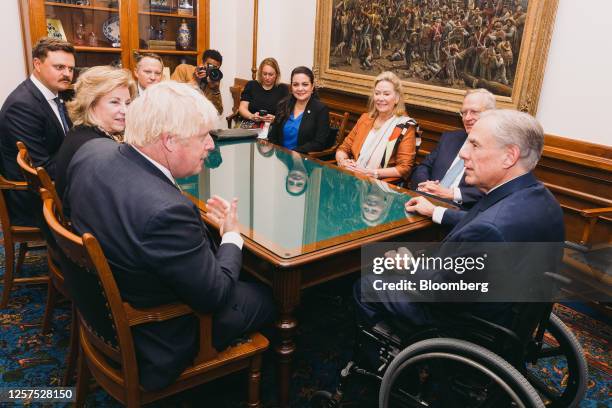 Greg Abbott, governor of Texas, right, and Boris Johnson, former UK prime minister, third left, during a meeting at the Texas State Capitol in...