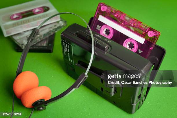 cassette personal player music 80s - tape stockfoto's en -beelden