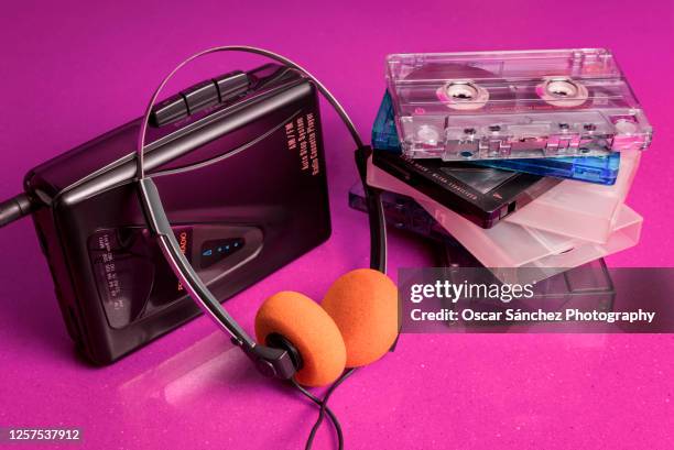 cassette personal player music 80s - personal stereo stockfoto's en -beelden