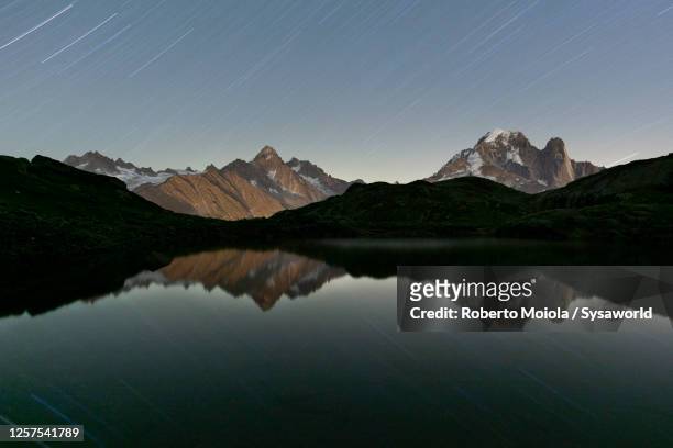 star trail on mont blanc massif and lacs des chéserys, france - lake chesery stockfoto's en -beelden