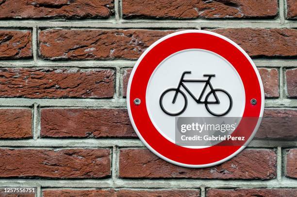 a parking allowed bike sign - raduno stock-fotos und bilder