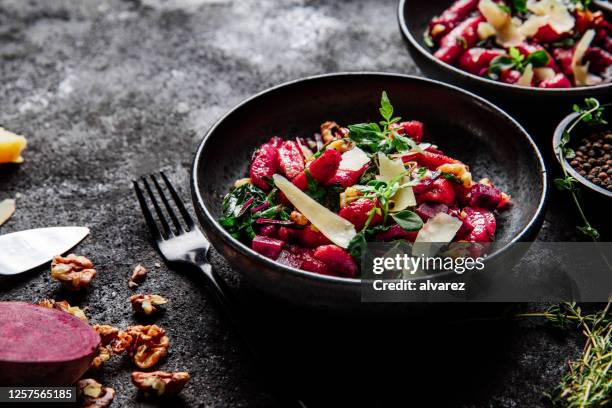 frisch gekochte rote beete pasta - gnocchi stock-fotos und bilder