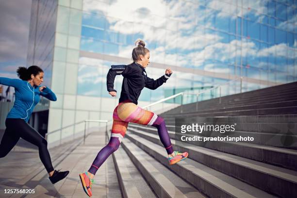 läuferinnen sprinten in einem wettbewerb - running midair stock-fotos und bilder