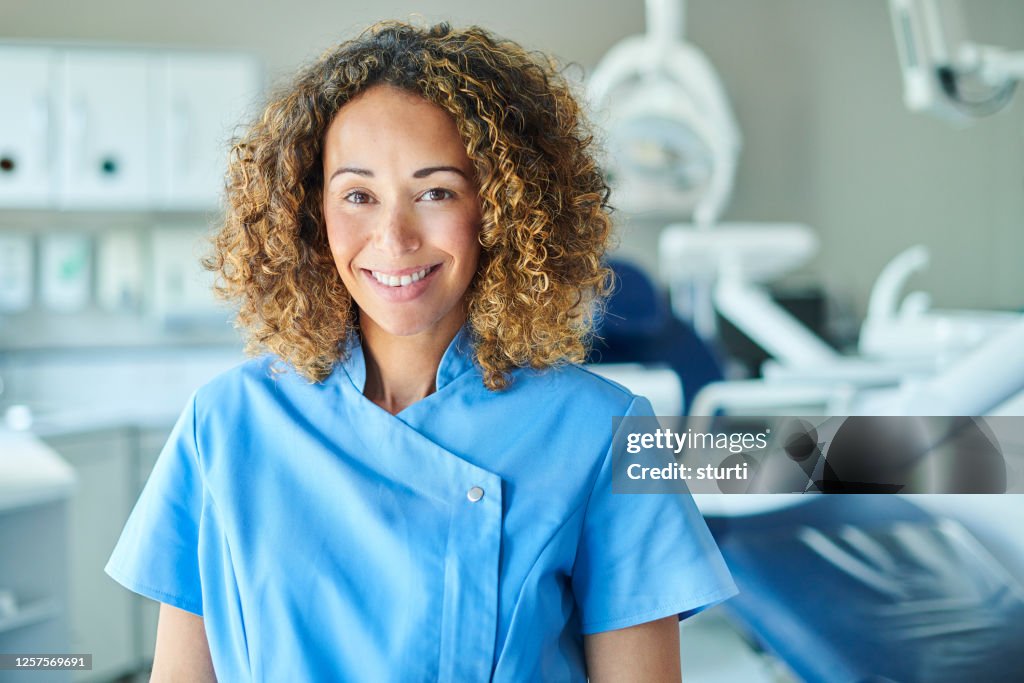 Kvinnlig tandläkare porträtt