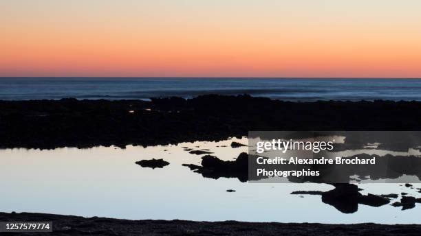 miroir d'eau sur la plage - miroir stock pictures, royalty-free photos & images