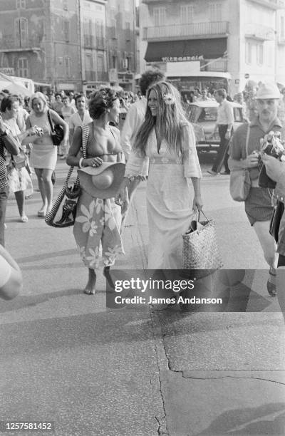 Brigitte Bardot se promène dans les rues de St Tropez